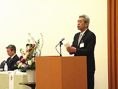 「新潟県市議会議長会会長としてあいさつをする加藤議長」の画像