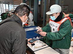 「一時集合場所での避難者受付の様子」の画像