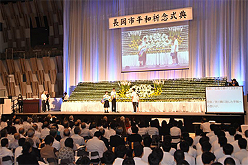 「折り鶴が託されました」の画像