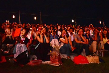 「大きな拍手と歓声が上がっていました」の画像