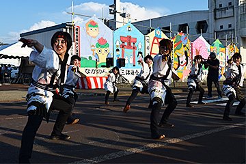 「暑さを吹き飛ばす演舞を披露」の画像