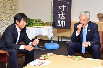 「磯田市長も「これはおいしい！」と次々と口に運んでいました」の画像