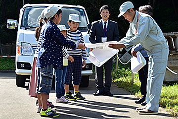 「寄せ書きを飼育員に託しました」の画像