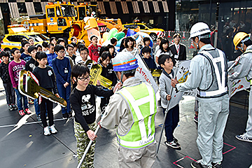 「「頑張ってください」と応援旗を渡しました」の画像