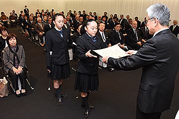 「長岡市表彰式を開催」の画像