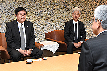 「「さらに都市間交流を深めていきたい」と語る室井市長」の画像