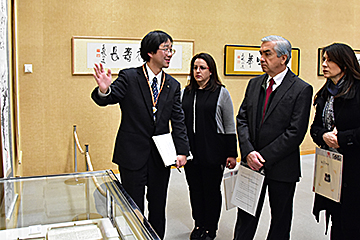 「中央図書館の「詩人堀口大學と長岡展」を見学」の画像