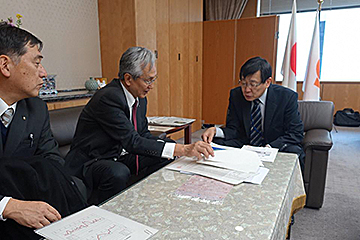 「総務省で安田充・総務事務次官と面会」の画像