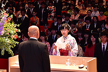 「卒業生代表の星亜里抄さん」の画像