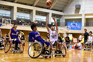 「激しいぶつかり合いと、見どころ満載」の画像