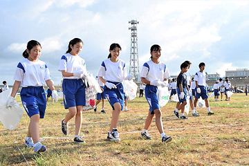 「延べ約5,000人が会場の清掃を行いました」の画像