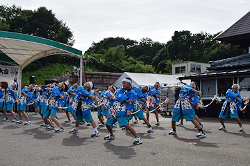 「中学生の弓踊り」の画像