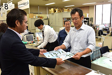 「「地方版図柄入りナンバープレート」が一斉に交付」の画像