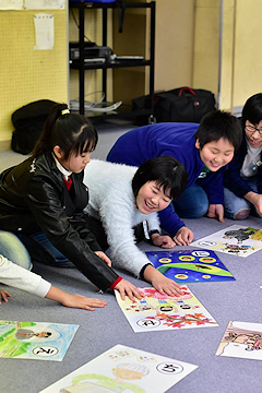 「かるたで遊ぶと大盛り上がり！」の画像