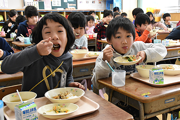 「完食したお皿を次々に見せてくれました」の画像1