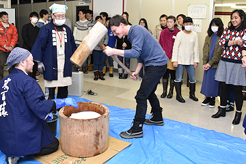 「餅つきで大盛り上がり」の画像