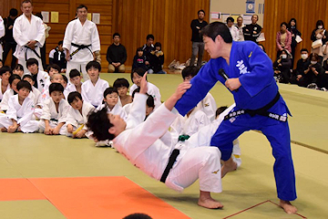 「五輪金メダリストの古賀稔彦さん」の画像