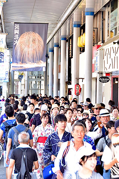 「昼行事1日目は大盛況」の画像