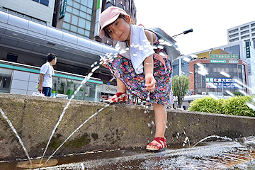 「消雪パイプを使った打ち水」の画像