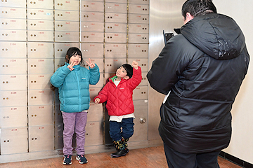 「銀行では窓口や貸金庫室を巡りました」の画像2