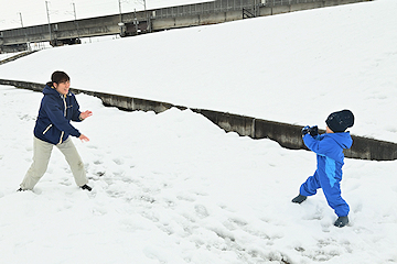 「防災公園でそり滑りや雪玉投げ」の画像3