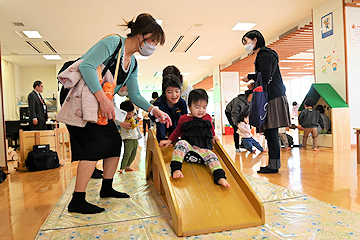 「試食後も元気に遊ぶ子どもたち」の画像