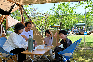 「家族連れやソロキャンパーなどでにぎわいました」の画像2