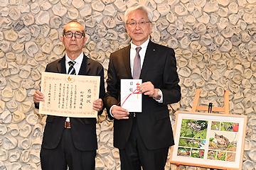 「絵本作家の松岡達英さんへ感謝状を贈りました」の画像