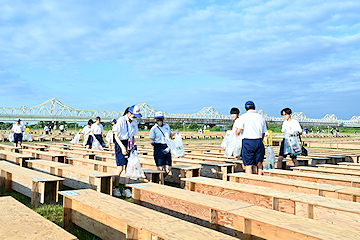 「約2,600人が会場の清掃を行いました」の画像1