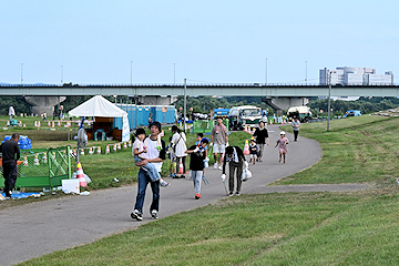 「約2,600人が会場の清掃を行いました」の画像2