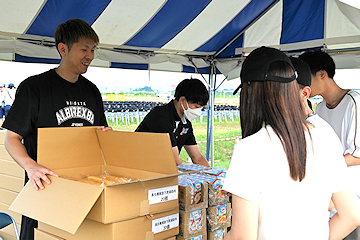 「新潟アルビレックスBBの選手たちも参加」の画像