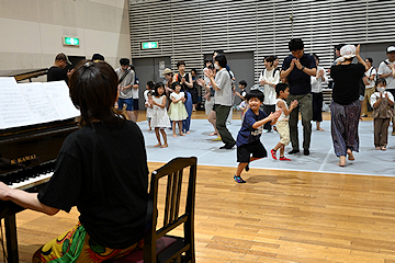 「親子で音楽に合わせて体を動かしたり」の画像