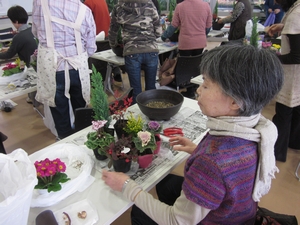 「色や高さのバランスを考えて植え込み」の画像