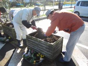 「それぞれの持ち場に分かれて作業開始！」の画像