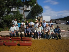 「手づくり公園完成　みんなで記念撮影」の画像