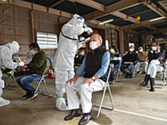 「頭、手、足裏のスクリーニングを受ける集落の代表者」の画像