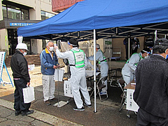 「広域避難先の魚沼市の避難所に到着」の画像