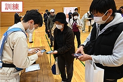 「避難所での避難者受入訓練の様子」の画像