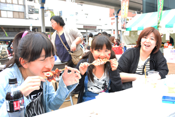 「浜焼きを豪快にガブリ」の画像