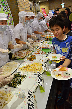 「13種類の給食メニューが試食できるコーナーに長い行列が…」の画像