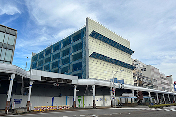 「旧北越銀行本店の建物は解体工事が大詰め」の画像