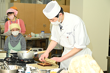 「長岡グランドホテル日本料理料理長の野元真善さん」の画像