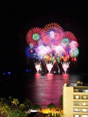 「ワイキキビーチ沖で長岡花火打上げ」の画像